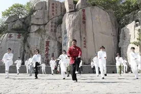 “中韩缘友好使者团”山东行｜38名韩国友人在泰山之巅打太极：圆了“武侠梦”图片