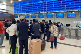 火车票改签规则变更，需保障乘客知情权 | 新京报社论图片