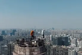 博主徒手爬杭州150米高大烟囱，吓坏网友！谁来监管？图片