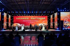 歌唱家王宏伟现场为建设者放歌！青岛地铁集团举办慰问一线演出图片
