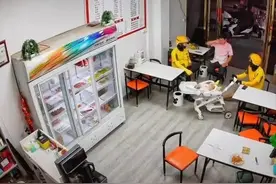 外卖小哥只是送外卖？想简单了，他们会的还很多！图片