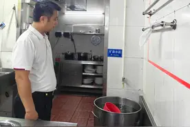 台风过后海口一餐厅疑似从消防栓接水 监管部门：未发现用消防水加工食品图片