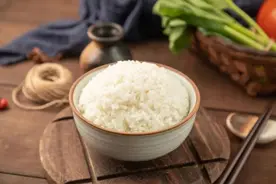 经常吃“冷米饭”，血脂降了、血糖低了、脂肪肝变好了？图片