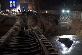 因暴雨中断行车的内蒙古包兰铁路正在抢修中，预计今日通车图片
