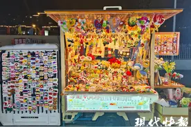 万物皆可钩！80后宝妈摆摊做“织女”图片