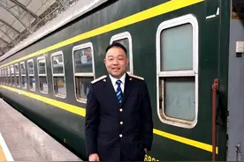 致敬英雄丨彭朝清：30年“列车医生”，护航火车“不晚点”图片