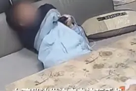 女孩玩手机突然痛苦大叫，爷爷一把扯下充电线，父母：手脚都被电肿了图片