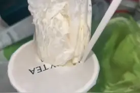 大离谱！茉莉奶白被曝喝出完整塑料袋！品控问题？官方连夜回应！图片
