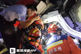 危险！泉州一货车侧翻山崖边！消防紧急施救图片