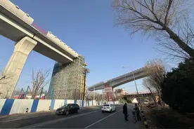 空中“华丽转身”！北京地铁22号线成功跨越大秦铁路图片