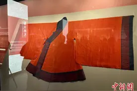 孔府旧藏礼乐服饰文物杭州展出 留学生沉浸式体验图片