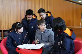 世界读书日丨复旦附中语文特级教师王希明：要读“上档次的闲书”图片