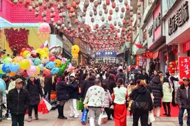 假期首日 自贡年味浓消费旺图片