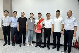 “倒挂金钩”式勇救坠井老人，扬州退伍军人获“省见义勇为勇士”图片