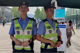 执勤小哥帅出圈！网友：不上班了，要去偶遇图片