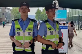 执勤小哥帅出圈！网友：不上班了，要去偶遇图片