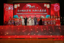 初心不改育桃李，弦歌长奏谱华章——娄底楚怡职业学校举办建校40周年暨2024年元旦文艺晚会图片