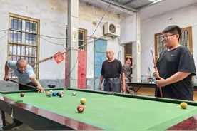 既热闹又能增进邻里情，七旬老汉自掏腰包建起“共享健身房”图片