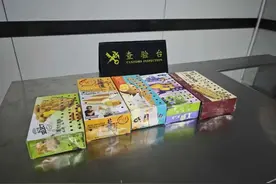离谱！行李箱藏60只活体鸟过关，被罗湖海关查获图片