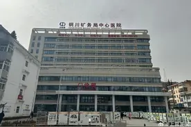 医院回应“志愿者反映医护偷换新生儿”：涉事医生解聘，护士暂停工作 当地卫健委称将发情况通报图片