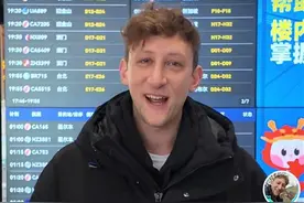 埃文·凯尔在机场含泪告别，称3月会再来中国，离开前还发布了在武汉打年货的视频图片