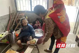 马美英：义务照顾重残乡邻 三年风雨无阻图片
