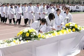 3300余名医学生清明前夕缅怀遗体捐献者图片
