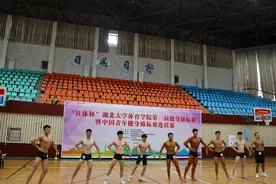 武汉一高校举办健身健美比赛：百名学生现场秀肌肉，有学生请假前来参赛图片