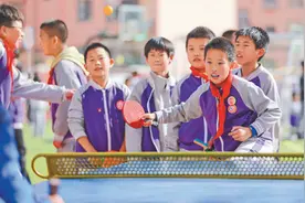 多地中小学将课间延长至15分钟 下课了，一起去操场玩！图片