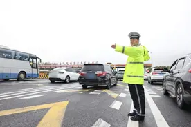 高东收费站国庆假期首日迎来客流高峰，无人机抓拍加塞变道等交通违法图片