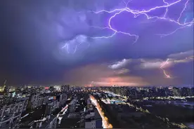 北京夏夜的闪电视觉盛宴图片