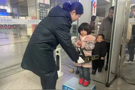 两条铁轨上的“平行爱人”图片