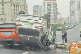 事发上海内环！两车相撞，一SUV翻车四轮朝天，有人受伤图片