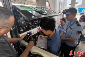 加油怀疑“缺斤少两”，可要求加油站当场测量图片