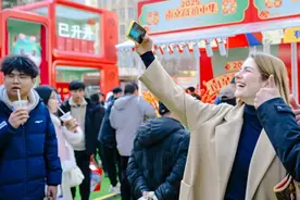 新春福袋开启、禧市集开市、春晚吉祥物”首秀”……南京路点燃消费盛宴图片