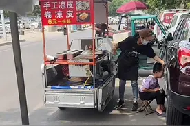 摆摊女子用防丢绳将7岁自闭症儿子拴在腰上：怕他乱跑危险 希望他以后能照顾好自己图片