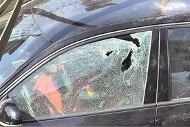 家长把娃忘车里，路人报警！消防赶到时，孩子满脸通红，气快喘不上了……图片