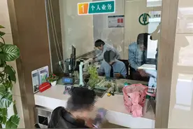 历城农行：清点零钱有耐心 服务客户更贴心图片