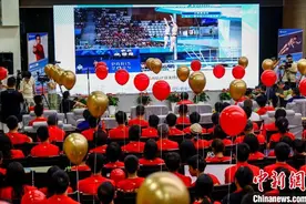 湖北选手王宗源夺冠   家乡人民电视前为其加油助威图片