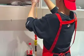 “1米大串”冰糖葫芦在济走红，有店主从早穿到晚图片