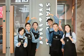 听障人士当咖啡师，星巴克在京开出第二家“手语门店”图片