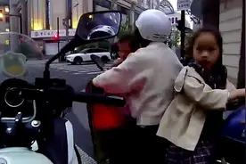这位执法有力度更有温度的黄浦交警，火了！图片
