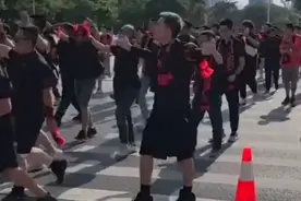 果然视频丨国足即将迎战泰国，赛前球场外围热闹极了图片
