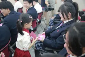 幼儿园萌娃“送考”，为高考生加油打气→图片