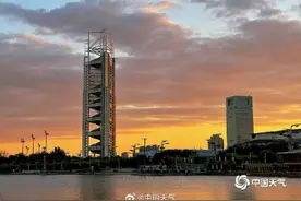 北京秋日傍晚“火烧云”点亮天际 热烈而绚丽图片
