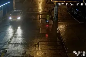 醉酒男子开走路边的出租车，回家路上还闯了红灯、多处剐蹭图片
