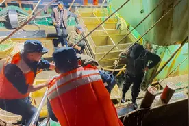 6名船员被困 浙江海警雨中紧急驰援图片