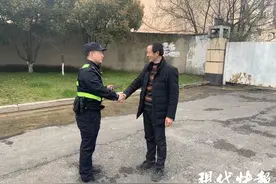 货运司机讨运费不成，长航公安帮他追回图片