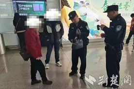粗心旅客错拿行李 襄阳机场公安快速帮找回图片