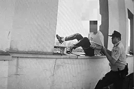 男孩愣神工夫 民警一把拽住图片